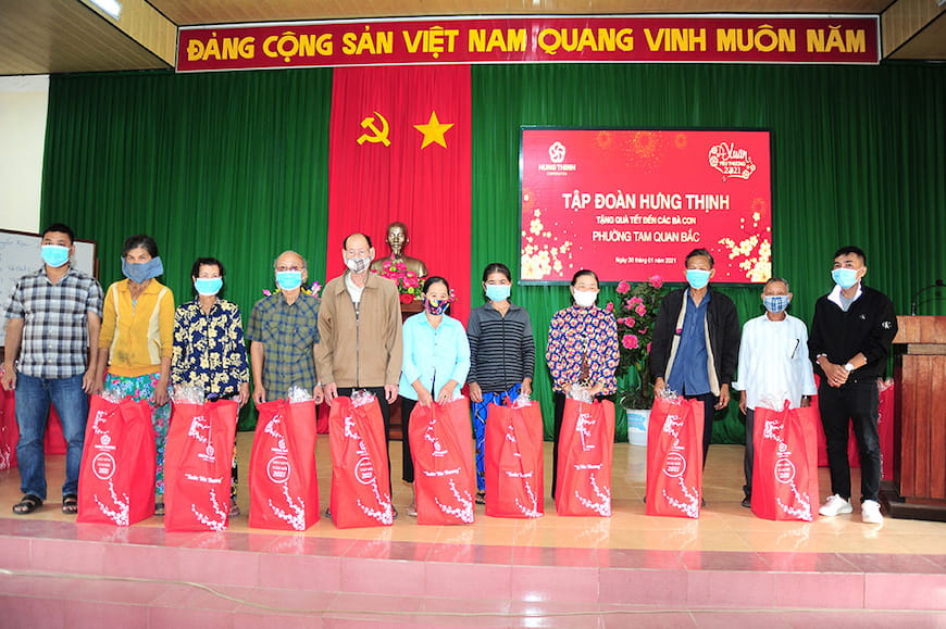 Đại diện Tập đoàn Hưng Thịnh và Lãnh đạo UBND phường Tam Quan Bắc tặng quà cho bà con phường Tam Quan Bắc (thị xã Hoài Nhơn, tỉnh Bình Định)