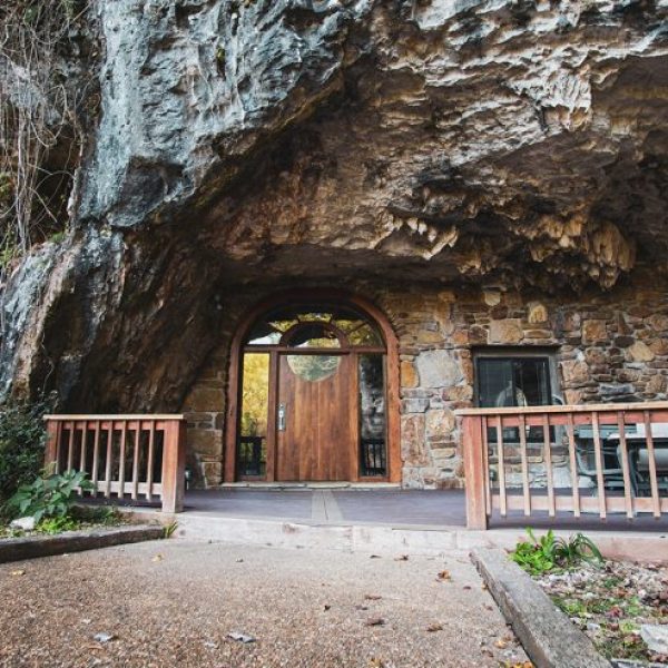 Ngủ đông sang trọng trong dinh thự hang động rộng 5,572 foot vuông này