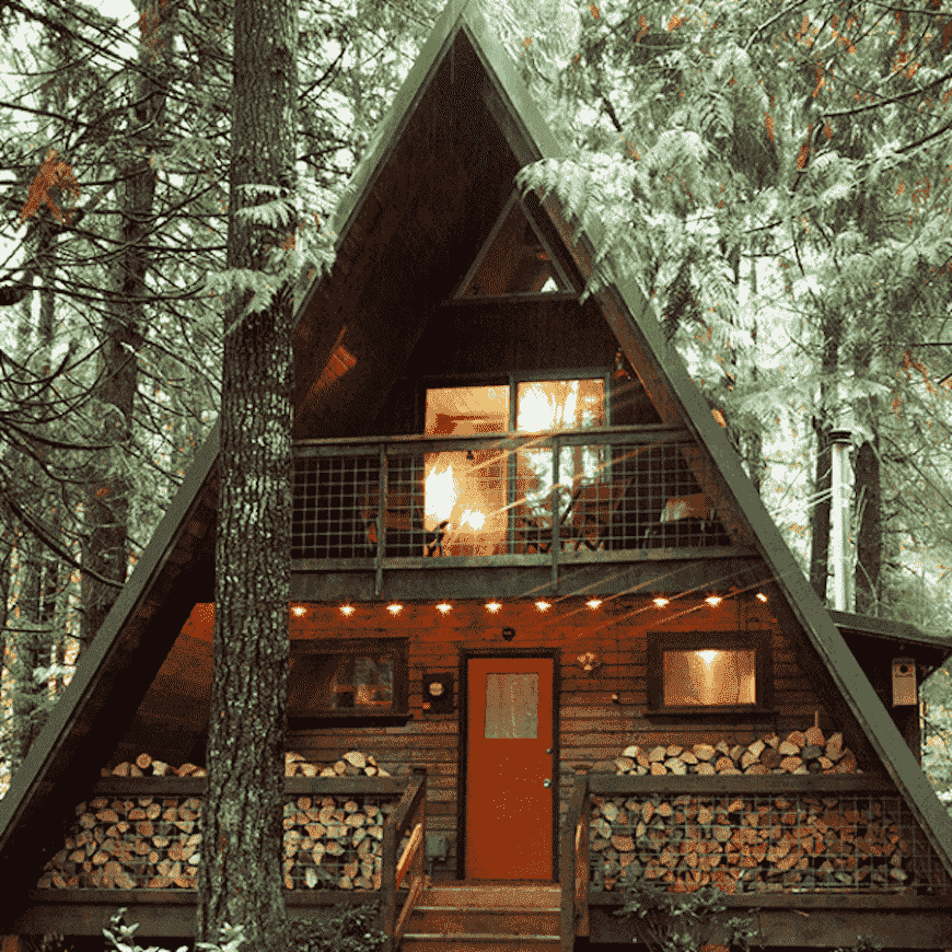 Cabin khung chữ A với bồn ngâm bên bờ lạch – Ngôi nhà của tuần