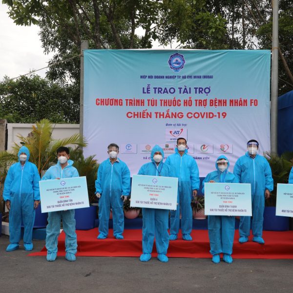Tập đoàn Hưng Thịnh trao tặng túi thuốc an sinh và trang thiết bị y tế tiếp tục cùng TP.HCM chống dịch Covid-19